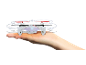 Kleine witte quadcopter op de palm van een hand