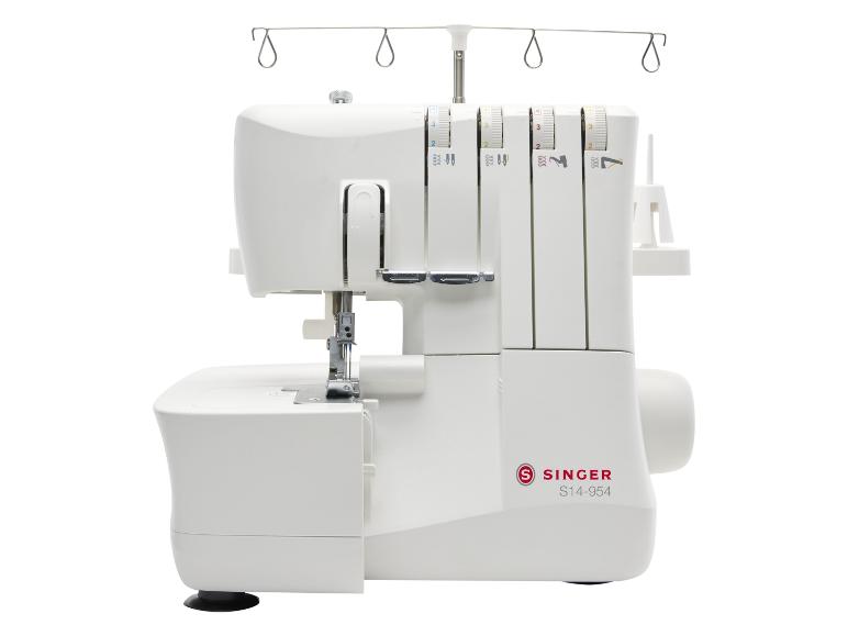 Witte overlockmachine met meerdere draadgeleiders en spanningsregelaars.
