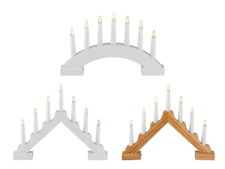 Drie decoratieve zevenarmige kandelaars, twee witte en één houten.