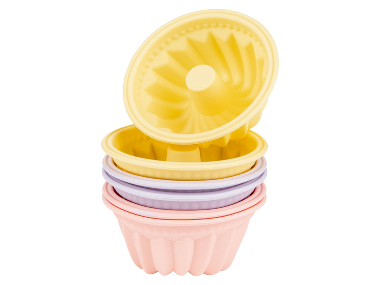 Een stapel gekleurde siliconen bakvormen voor cake.