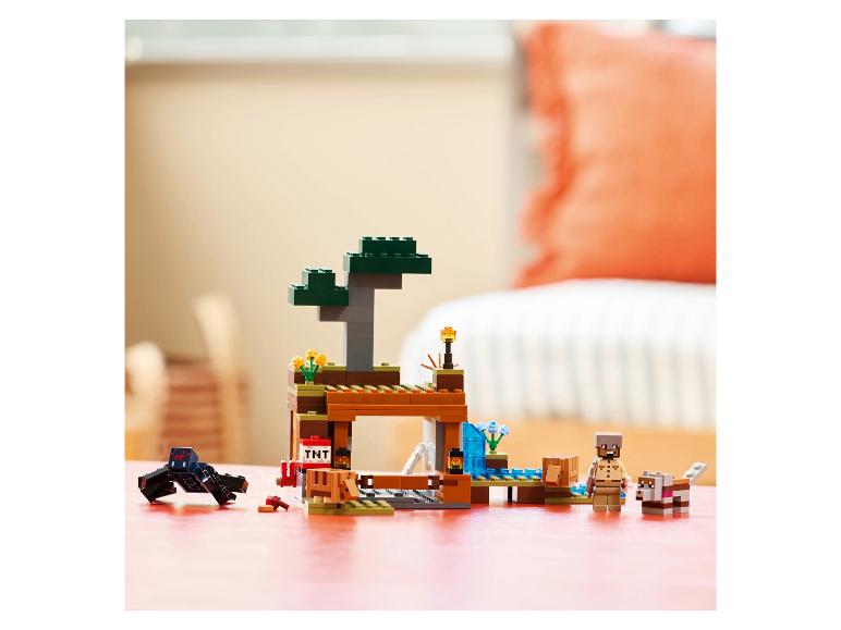 Bouwstenenset met een boom, minifiguren van mensen en dieren, en accessoires zoals TNT.