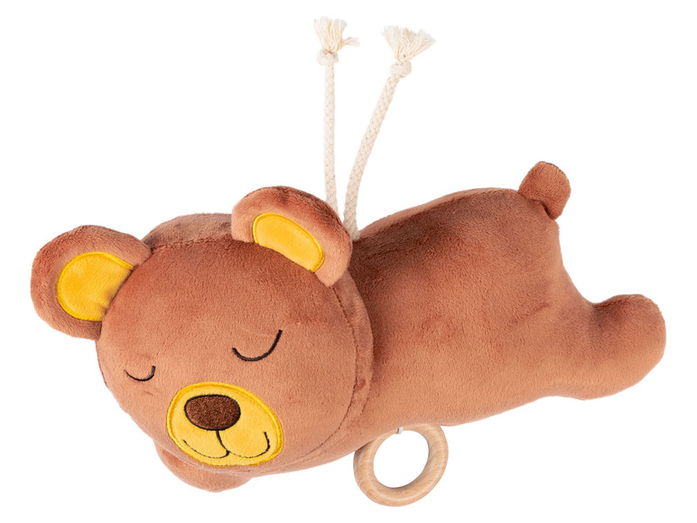 Een bruine beren knuffel met een houten ring en touwtjes.