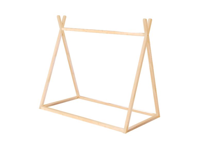 Houten standaard voor kleding of speelgoed in minimalistisch design.