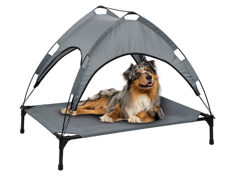 Verhoogd hondenbed met zonnescherm.