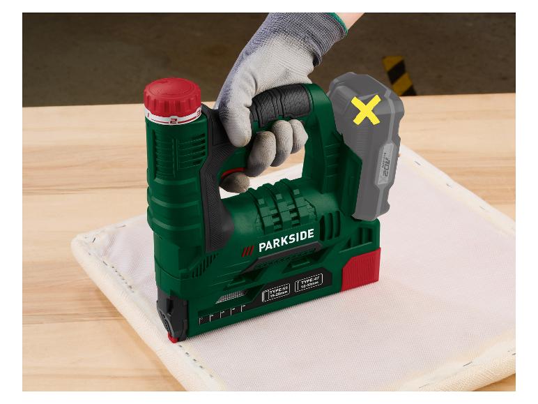 PARKSIDE accutacker bevestigt stof aan een houten frame.