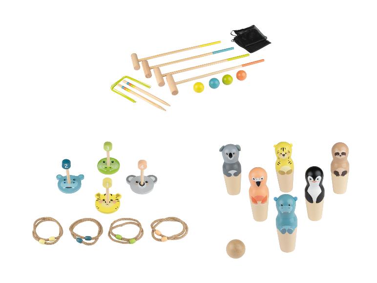 Een set met houten speelgoed, waaronder croquet, ringwerpen en kegelen met dierenmotieven.
