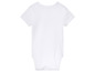 Een wit babypakje met korte mouwen.