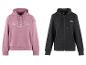 Twee hoodies, één roze pullover met een groot ruitpatroon en één zwarte met rits.