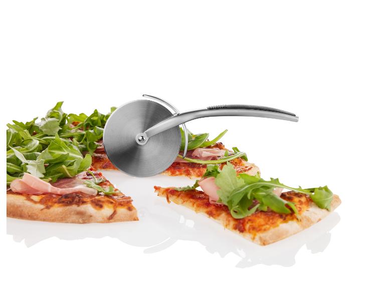 Pizza met prosciutto, rucola en pizzames.