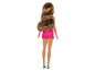 Een Barbie pop met lang bruin haar, een roze rokje en blauwe sandalen.