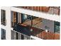Modern balkon met zonnepanelen en houten terras.