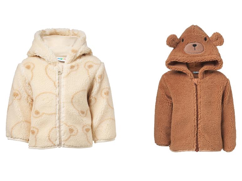 Twee pluizige capuchonjassen voor baby's, één crème met berenpatronen, één bruin met berengezicht