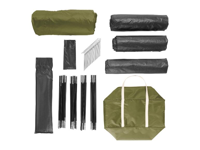 Onderdelen van een kampeertent: olijfgroen tentdoek, zwarte zeilen, stokken, haringen en een draagtas.