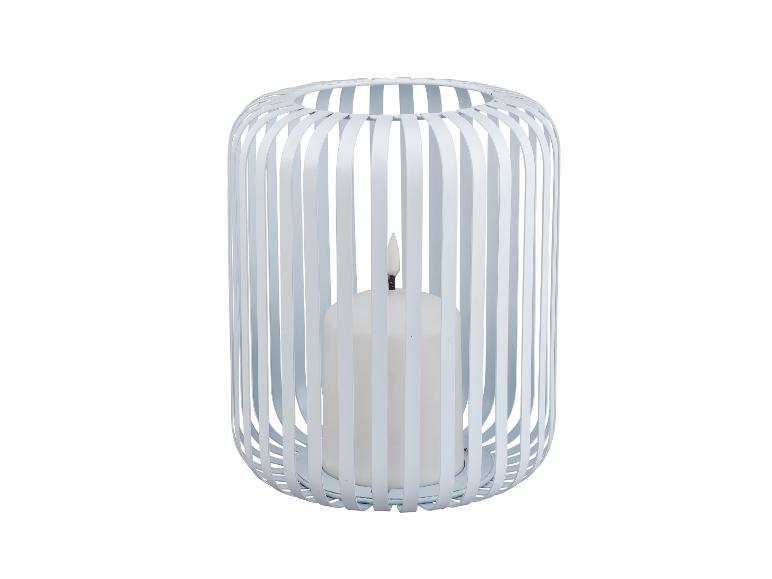 Een witte kaarsenhouder met een witte kaars.