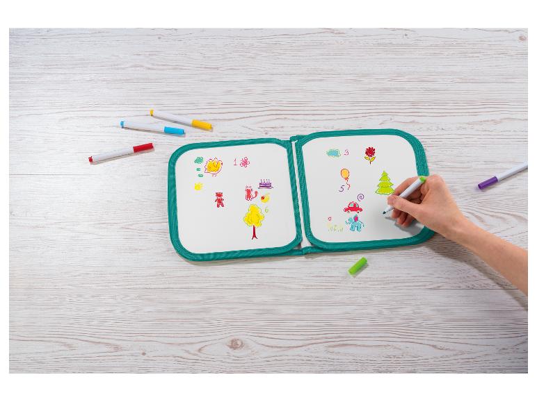 Dubbelzijdig whiteboard voor kinderen met gekleurde stiften.
