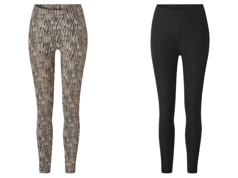 Twee leggings: één met beige en zwart gestreept patroon, de andere effen zwart