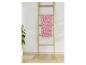 Roze s.Oliver handdoek met geometrisch patroon, hangend aan een houten ladder.