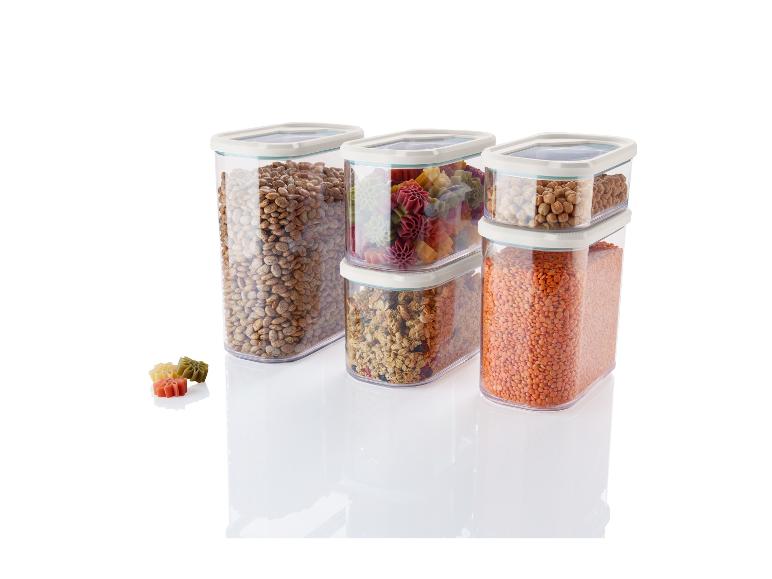 Plastic opbergdozen met bonen, pasta, granen en linzen.
