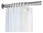 Witte douchegordijn opgehangen aan een zilveren douchestang.