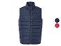 Een donkerblauwe gewatteerde bodywarmer met rits.