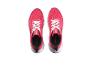 Paar roze sportschoenen met witte veters, bovenaanzicht.