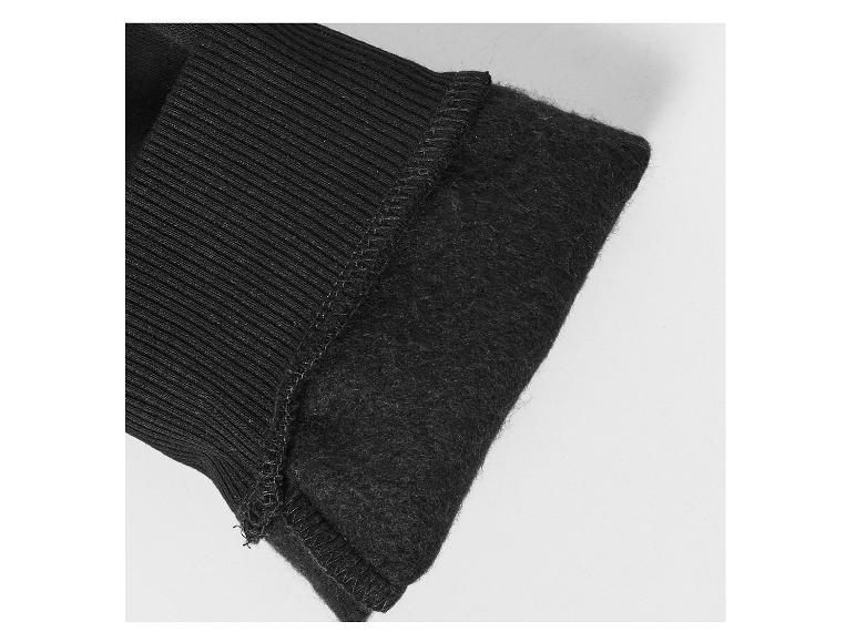 Detail van een zwarte geribbelde mouw met warme voering.