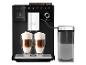 Melitta CI Touch koffiezetapparaat met twee glazen latte macchiato en melkreservoir.