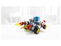LEGO Super Mario raceauto met blauwe Toad-figuur en vlammen.