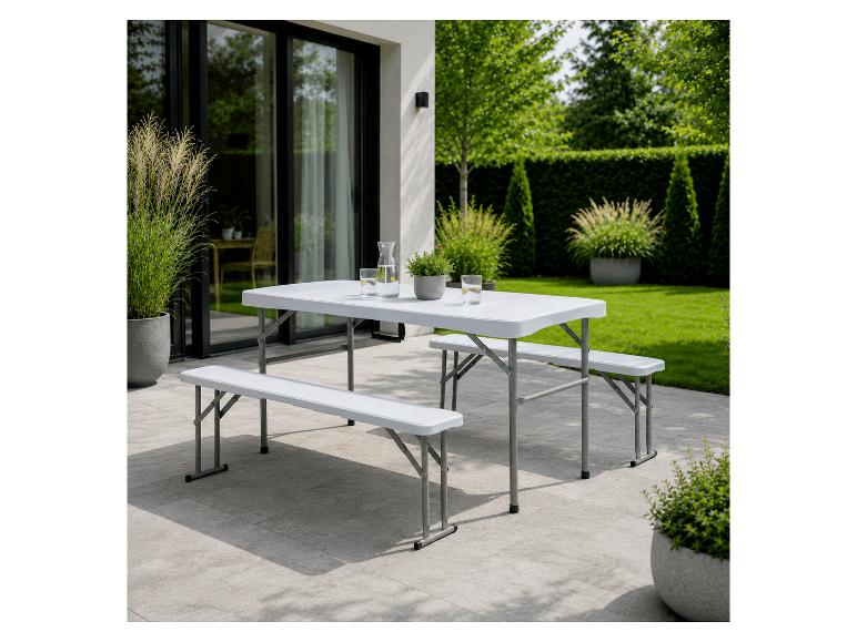 Witte opvouwbare picknicktafel met twee banken op een terras in de tuin.