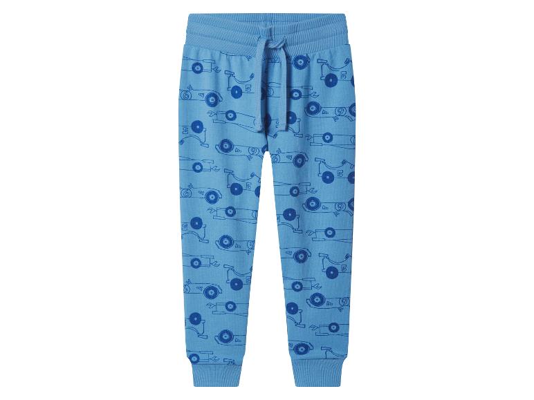 Blauwe joggingbroek voor kinderen met raceauto-opdruk.