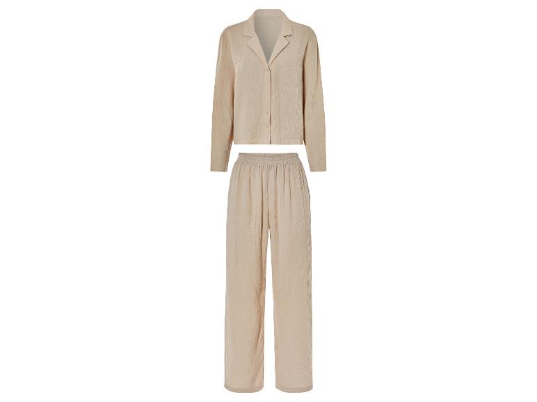 Beige pyjama met lange mouwen en broek.