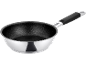 Een glanzende zilverkleurige steelpan met zwarte antiaanbaklaag en zwart handvat.