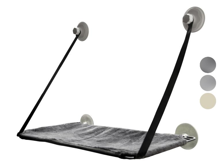 Grijze kattenhangmat voor aan het raam met zuignappen en zwarte banden.