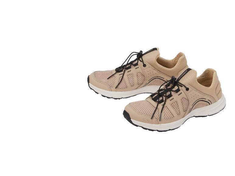 Paar beige en zwarte mesh sportschoenen met elastische veters.