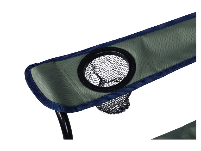 Een groene campingstoel met een mesh-bekerhouder.