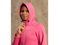 Een vrouw draagt een roze hoodie met capuchon.