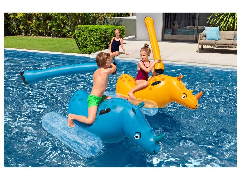 Kinderen spelen met opblaasbare neushoorns in een zwembad.