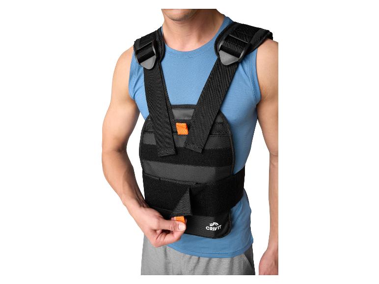 Man draagt een zwart Crivit gewichtsvest over een blauw mouwloos shirt.
