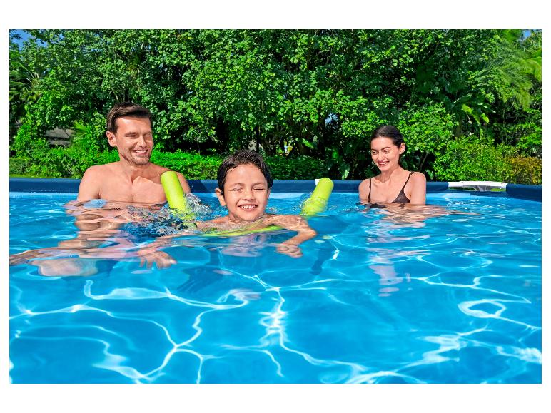 Familie geniet van een zwembad met noodles.