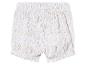 Baby shorts, lichtbeige bloemenprint op witte achtergrond.