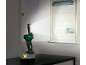 Draadloze werklamp verlicht een open elektrische kast met zekeringen.