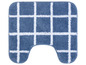 Een blauwe badmat met een wit ruitpatroon.