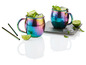 Twee regenboogkleurige koperen Moscow Mule bekers met limoen en munt.