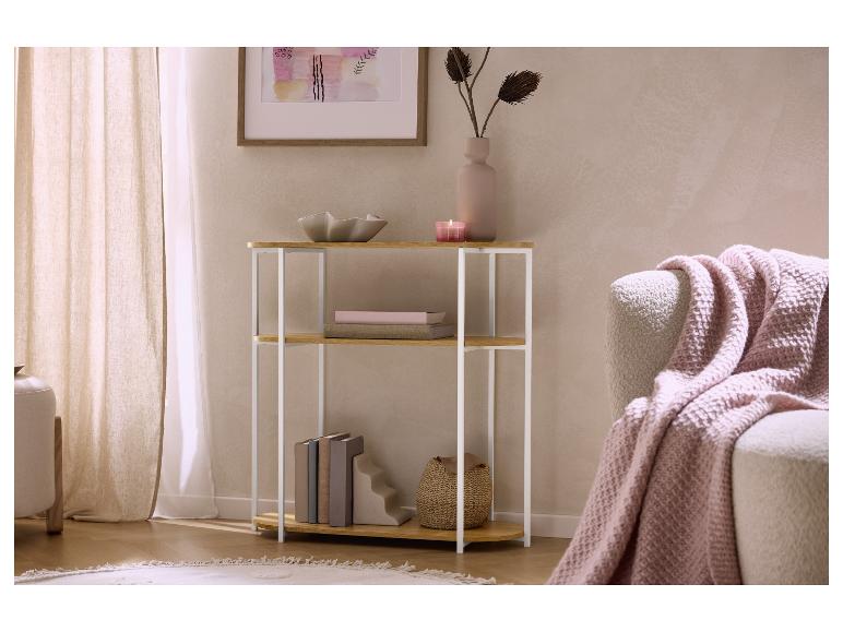 Houten plank met wit frame, boeken, vaas en kaars in de woonkamer.