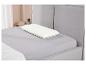 Memory foam kussen op een grijs bed.