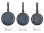 Drie pannen met een granieten coating in de maten 28 cm, 24 cm en 20 cm.