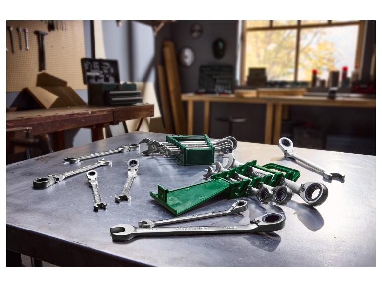 Set combinatiesleutels met ratel op een metalen tafel in een werkplaats.