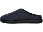 Donkerblauwe vilten pantoffel met een roze geborduurd patroon op de neus.