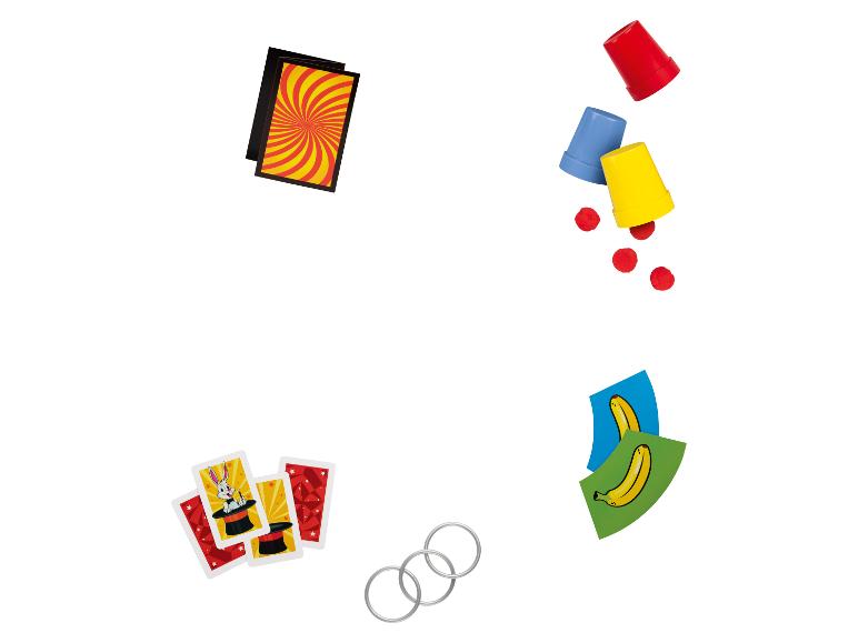 Magische rekwisieten waaronder kaarten, bekers, ringen en fruitstukken.