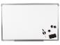 Whiteboard met metalen frame, stift, wisser en magneten.